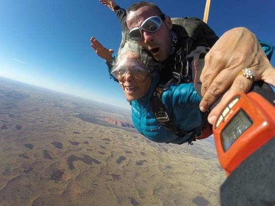 수다 마할링암 박사는 66살 때 호주에서 스카이다이빙을 하는 모습. 사진 수다 마할링암 블로그