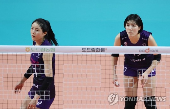 흥국생명에서 뛰었던 쌍둥이 자매 이재영(오른쪽), 이다영 
[연합뉴스 자료 사진]