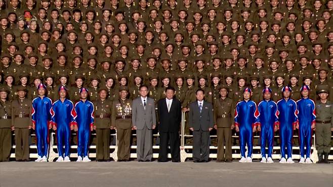 북한 김정은 국무위원장이 북한 정권수립 73주년인 지난 9일 자정에 열렸던 열병식 참가자들과 기념사진을 촬영했다고 조선중앙TV가 10일 보도했다. 연합뉴스