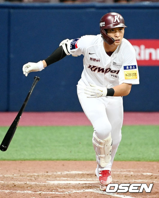 [OSEN=고척, 민경훈 기자] 10일 오후 서울 고척 스카이돔에서 ‘2021 신한은행 SOL KBO 리그’ 키움 히어로즈와 KIA 타이거즈의 경기가 열렸다.5회말 키움 선두타자 이정후가 우익수 오른쪽 2루타를 날리고 있다. 21.09.10/rumi@osen.co.kr