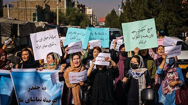 탈레반에 대항하는 아프간 여성 시위대