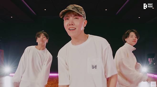 방탄소년단 제이홉 3J 댄스 브레이크 영상에 전 세계 팬심 '후끈'.."Hobi is no joke♡"