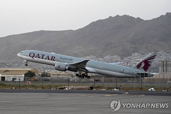 美 철군완료 후 첫 외국인 대피 항공기 카불공항서 이륙 [AFP=연합뉴스]