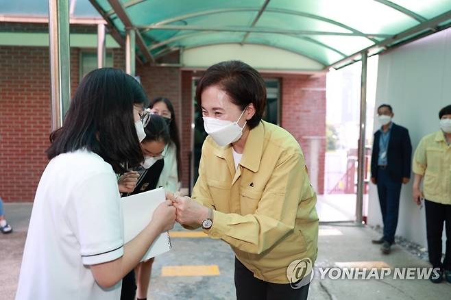 유은혜 부총리, 2학기 교과 보충 집중 프로그램 운영 학교 방문 (서울=연합뉴스) 유은혜 부총리 겸 교육부 장관이 10일 2학기 교과 보충 집중 프로그램 수업 참관을 위해 경기도 남양주시 심석중학교를 방문해 학생들과 인사하고 있다. [교육부 제공. 재판매 및 DB 금지] photo@yna.co.kr