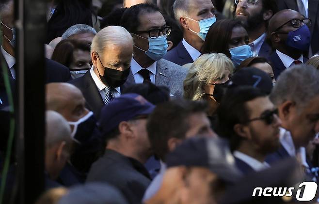 조 바이든 미국 대통령이 2021년 9·11 테러 20주년 기념식에 참석해 질 바이든 여사와 함께 고개를 숙이고 있다. © 로이터=뉴스1 © News1 김현 특파원