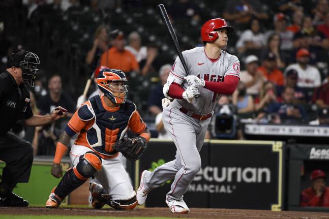 LA 에인절스 오타니 쇼헤이가 11일(한국시간) 휴스턴과 원정경기 1회 홈런을 터뜨리고 있다. 휴스턴 | AP연합뉴스