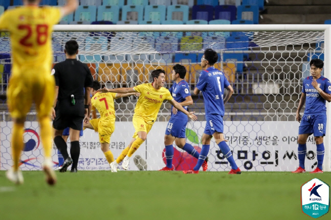 광주 김주공(가운데) 11일 수원전에서 득점 후 환호하고 있다. 제공 | 한국프로축구연맹