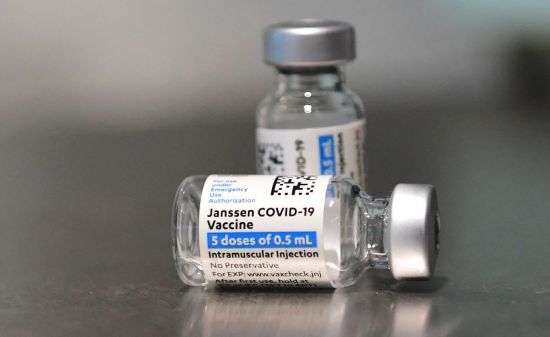 제약사 존슨앤드존슨(J&J)의 얀센 코로나19 백신이 용기에 담겨 있다. [이미지출처=연합뉴스]