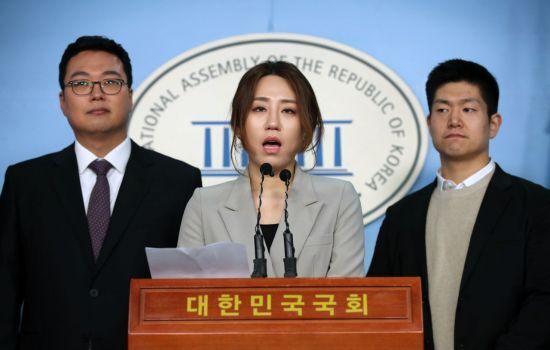 조성은씨(가운데)가 지난해 2월 국회에서 발언하고 있다. [이미지출처=연합뉴스]