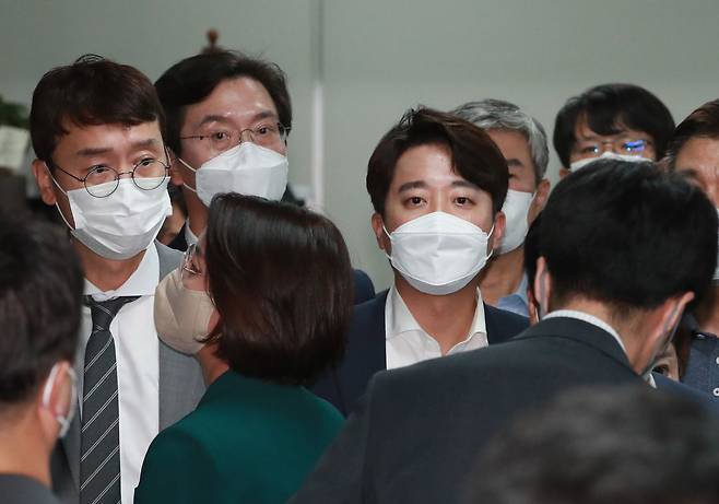 비상대책회의를 마친 이준석 국민의힘 대표와 최고의원들이 10일 김웅 국민의힘 의원실을 압수수색하고 있는 공수처 수사관들에 항의 방문을 하고 있다./이덕훈 기자
