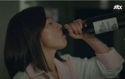 드라마 '부부의 세계'에서 주인공 지선우(김희애 분)가 와인을 병째 마시는 장면.