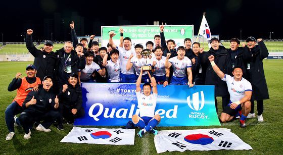 한국 남자 럭비 대표팀이 2019년 11월 도쿄올림픽 아시아 최종예선에서 홍콩에 12대7 역전 우승을 차지하고 환호하는 모습./대한럭비협회