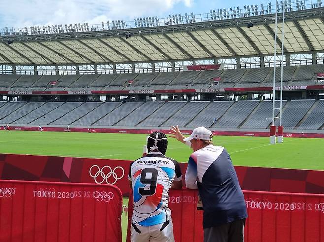 찰리 로 대표팀 코치(오른쪽)와 럭비 대표팀 주장 박완용 선수는 2020 도쿄올림픽 마지막 경기였던 일본전이 끝나고 텅 빈 그라운드를 한참 바라보며 이야기를 나누면서 패배의 아쉬움을 삼켰다./도쿄=양지혜 기자