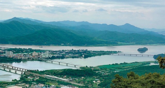 운길산 수종사에서 내려다본 두물머리 풍경. 두물머리(가운데) 위쪽이 남한강이고, 아래쪽이 북한강이다.