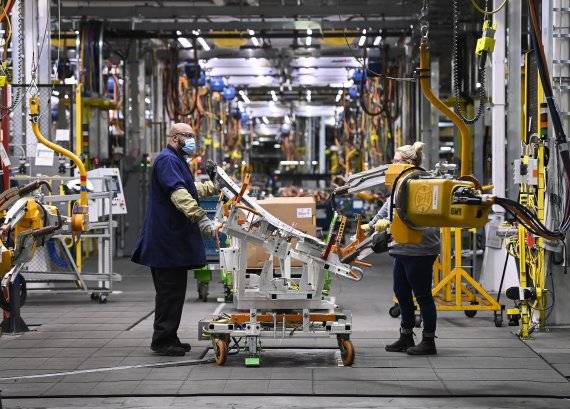제너럴모터스(GM)의 캐나다 온타리오주 오샤와 공장에서 3월 19일(현지시간) 직원들이 마스크를 쓰고 작업하고 있다. AP뉴시스