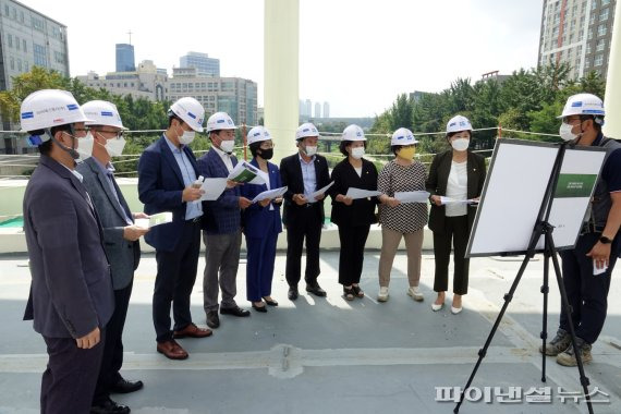 안양시의회 도시건설위원회 10일 안양천 (가칭)서로교 교량설치 공사현장 점검. 사진제공=안양시의회