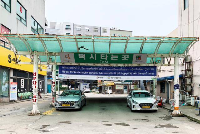 옛 발안버스터미널 옆의 택시 정류장.