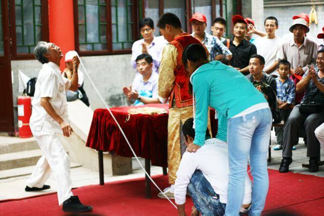 오교잡기대세계의 코로 줄 당기기 묘기. ⓒ최종명