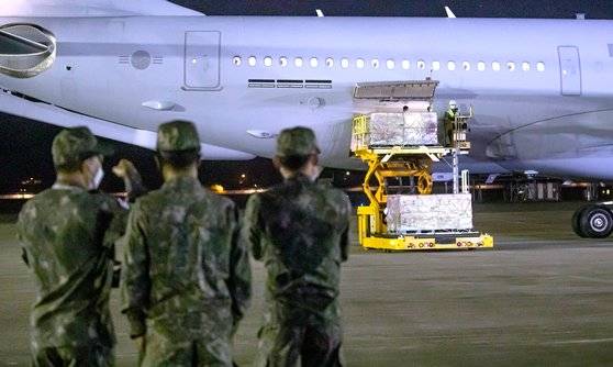 미국 정부가 제공한 존슨앤드존슨사의 코로나19 백신인 얀센을 실은 공군 다목적 공중급유수송기 'KC-330'가 지난 6월 5일 새벽 경기도 성남시 서울공항에 도착하자 관계자들이 백신을 하역하고 있다. [공동취재단]