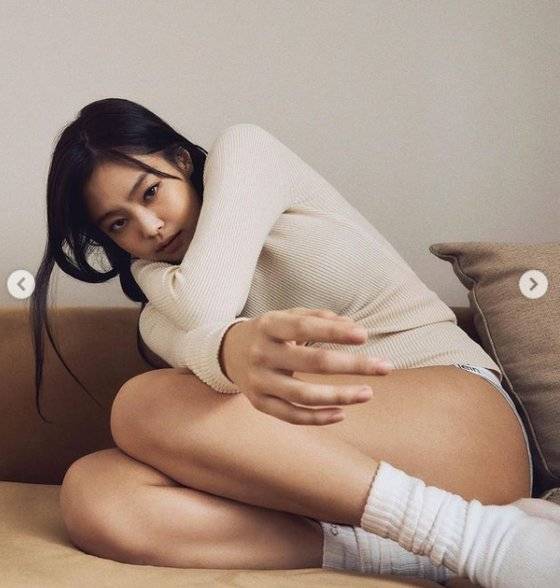 제니의 캘빈클라인 홍보 사진. 인터넷 캡처.