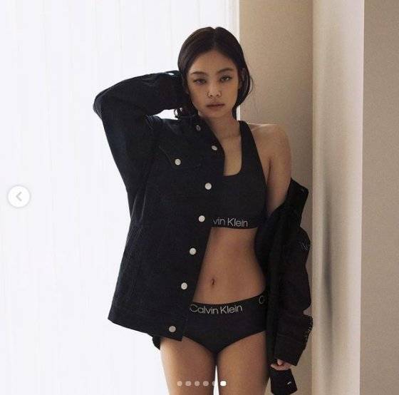 제니의 캘빈클라인 홍보 사진. 인터넷 캡처.