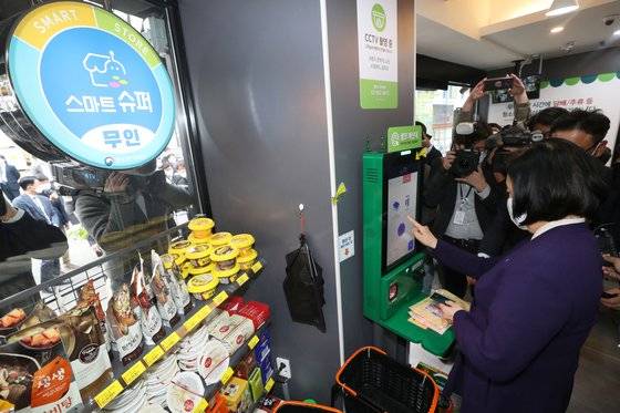 스마트슈퍼는 주간에는 점주가 직접 운영하고 야간에는 무인으로 운영되는 혼합형 무인점포 모델로 무인 운영에 필요한 스마트 게이트(출입인증장치), 무인 계산대, 보안시스템 등 스마트 기술 도입 비용은 점포당 최대 1천만원까지 정부가 지원한다. 연합뉴스