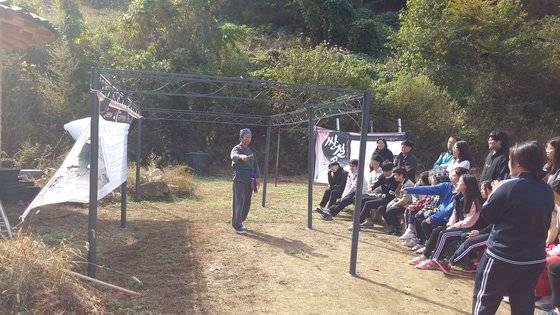 문경 오미자 농장 청화원의 쌍절곤 강의. [사진 김성주]