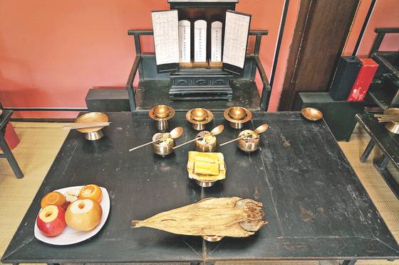 퇴계 이황 종가의 간소한 설 차례상. [사진 한국국학진흥원·칠곡군]