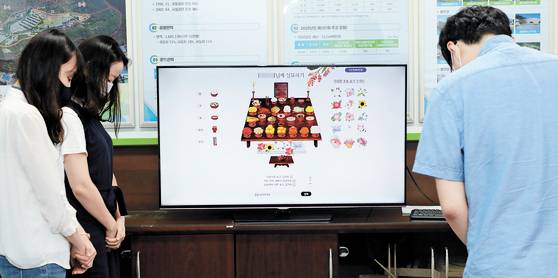 인천가족공원 직원들이 시연하는 온라인 차례 모습. [뉴스1]