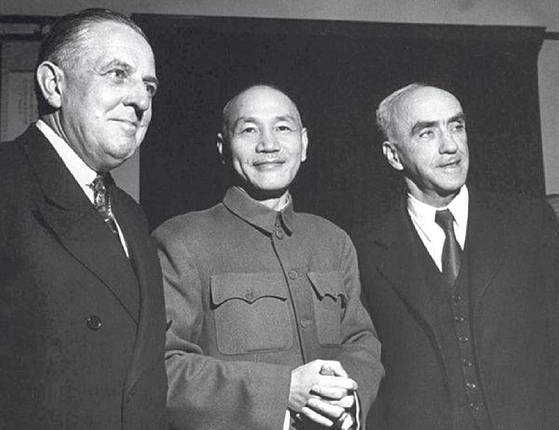 장제스(중간)와 스튜어트(오른쪽). 왼쪽은 소련대사. [사진 김명호]