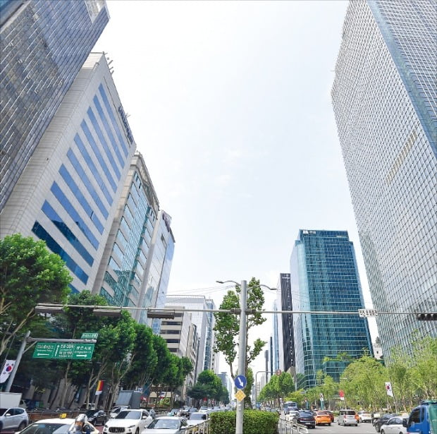 지난 2분기 서울 오피스빌딩 가격이 세계 주요 도시 중 최고 상승률을 기록했다. 국내 최고가 오피스빌딩이 밀집해 있는 서울 강남 테헤란로에 차들이 오가고 있다.  /김영우 기자
