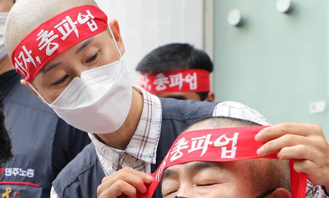 민주노총 지도부가 지난 2일 서울 중구 민주노총 앞에서 양경수 위원장 강제구인에 항의하는 삭발식을 하고 있다.  연합뉴스