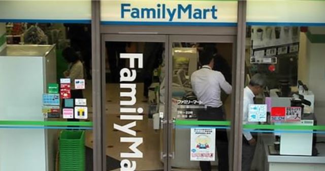 인구 감소에 따른 인력난으로 무인점포를 적극 도입하는 일본 편의점업체 패밀리마트.  연합뉴스
