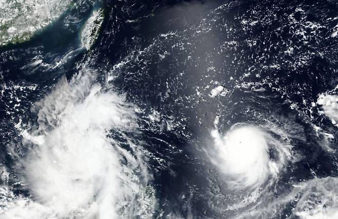 제14호 태풍 '찬투'(오른쪽)가 8일 대만을 향해 서진하는 모습을 포착한 미국 항공우주국(NASA)의 위성 사진. 왼쪽은 필리핀 주변에 머무는 제13호 태풍 '꼰선'이다. [사진 출처 = 연합 뉴스]