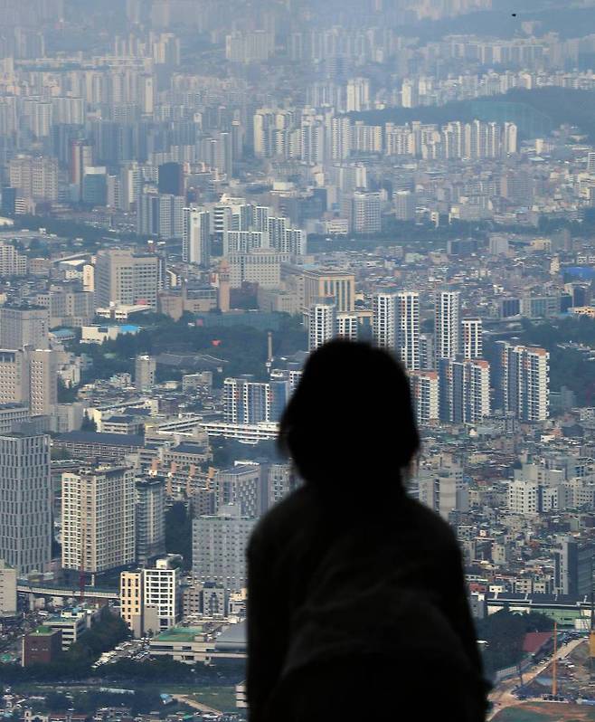 [서울=뉴시스] 백동현 기자 = 정부가 대출 규제와 금리 인상을 단행했지만 서울을 비롯한 수도권 아파드값 상승세는 역대급 행진을 계속하고 가운데 10일 오전 서울 송파구 롯데월드타워 전망대 서울스카이에서 서울 시내 아파트 단지 모습이 보이고 있다. 한국부동산원에 따르면 6일 기준 수도권 아파트값 상승률이 0.40%로 8주째 사상 최고치를 기록했고 밝혔다. 2021.09.10. livertrent@