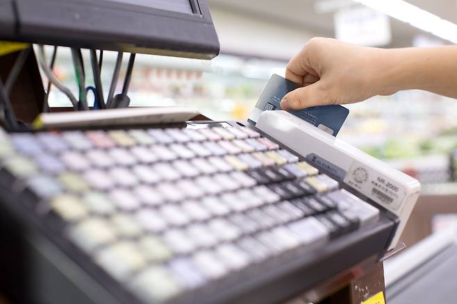 이번주부터 코로나 상생 국민지원금 신청·지급이 시작된 가운데 사용처를 두고 갑론을박이 이어지고 있다./사진=이미지투데이