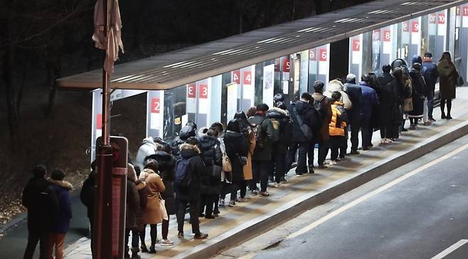 경기도 화성시 동탄1신도시의 한 버스 정류장에서 출근길 시민들이 서울로 가는 버스를 타기 위해 길게 줄을 서 있는 모습. [연합]