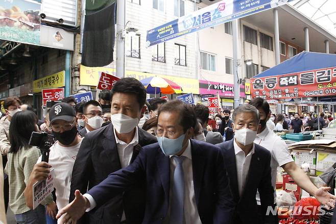 [포항=뉴시스] 강진구 기자 = 국민의힘 대선 경선 후보인 홍준표 의원이 11일 오후 경북 포항시 죽도시장을 방문해 상인에게 악수를 청하고 있다.2021.09.11.dr.kang@newsis.com