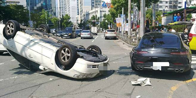 벤츠 들이받고 전복된 그랜저. 부산경찰청 제공