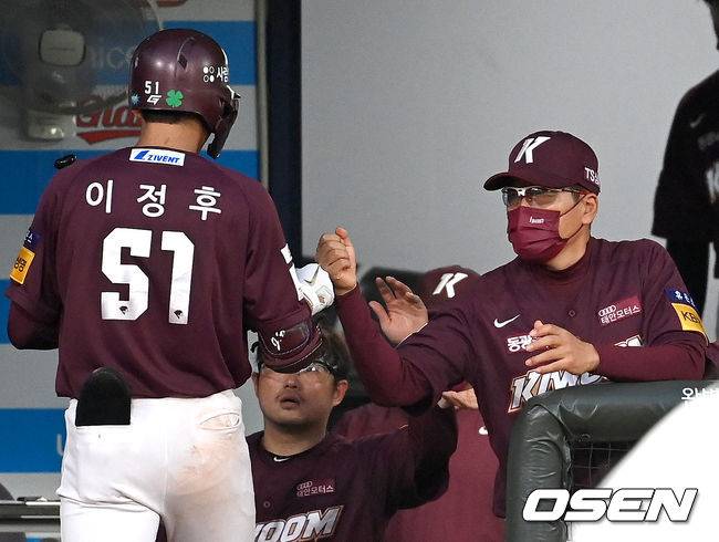 [OSEN=부산, 최규한 기자]5회초 무사 선두타자로 나선 키움 이정후가 다시 앞서가는 우월 솔로포를 날리고 홍원기 감독과 인사를 나누고 있다.&nbsp;2021.09.11 / dreamer@osen.co.kr