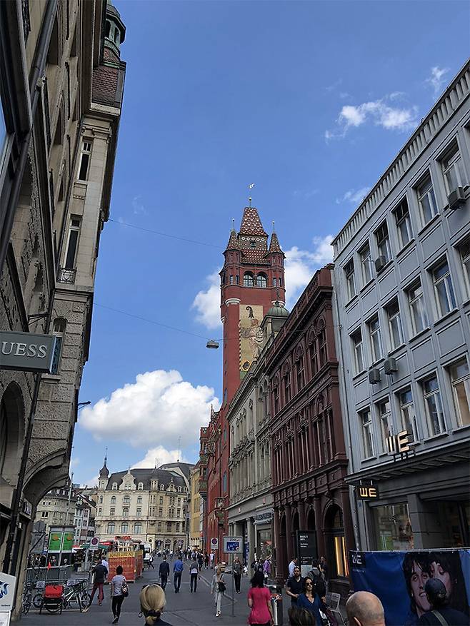 바젤 시청사. 1504년부터 바젤에서 가장 번화한 마르크트광장에 지어지기 시작한 붉은색 외벽으로 화려한 프레스코화와 조각이 장식되어 있는 500년 역사의 시청사 건물이다.