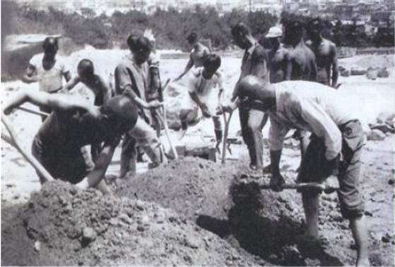 부산시가 기자회견을 열고 형제복지원 인권유린사건에 대해 사과하며 공개한 원생들의 노역 장면. 서울신문DB