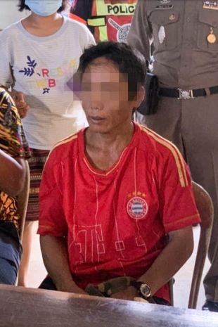 태국의 한 40대 남성(사진)이 친구의 어린 딸(생후 23개월)을 숲의 정령에게 제물로 바친다며 납치했다 경찰에 체포됐다. 현지 경찰은 실종신고가 접수된 지 3일 만에 집 인근 숲의 동굴에서 실종 아동을 찾아 병원으로 이송했다.