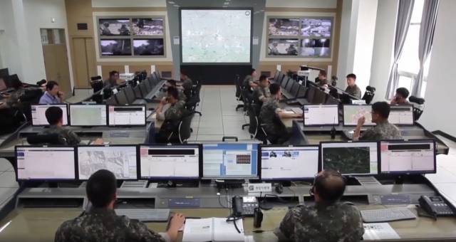 육군과학화전투훈련단의 전투훈련 간부 및 장병 등이 과학화전투훈련(KCTC)의 모의교전상황을 실시간으로 모니터링하면서 지령 등을 내리는 모습(사진제공=육군과학화전투훈련단 홍보동영상 캡처)