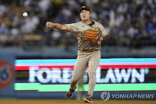 5회 1루에 던져 병살 수비를 완성한 김하성 [AP=연합뉴스]