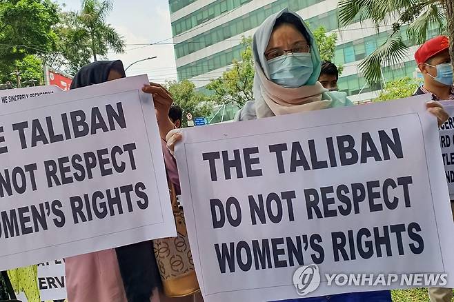 7일(현지시간) 인도네시아 북수마트라주 유엔난민기구 사무실 앞에서 아프가니스탄을 장악한 탈레반이 여성의 권리를 존중하지 않는다고 규탄하는 시위가 진행되고 있다. [AFP=연합뉴스 자료사진]