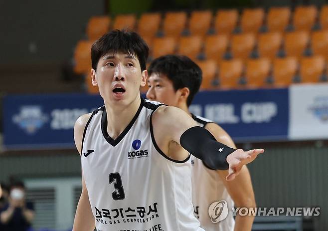 두경민 끌고, 김낙현 밀고 (상주=연합뉴스) 이진욱 기자 = 11일 경북 상주체육관에서 열린 2021 MG 새마을금고 KBL컵 상무와 한국가스공사 경기. 가스공사 두경민이 자유투를 성공시킨 뒤 동료와 하이파이브를 하고 있다. 2021.9.11 cityboy@yna.co.kr