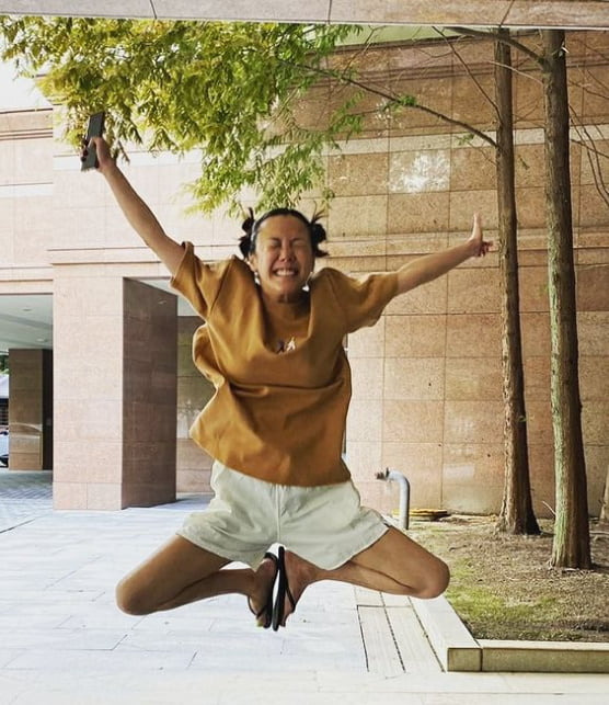 Actor Go Eun-ah has gone on a dawn walk in the worst Skins allergies.Go Eun-ah posted two photos on his instagram on the 12th with an article entitled Walking at dawn ~!!!!!!!!!!!!!!!!!!!!!!!!!!!!!!!!In the photo, Go Eun-ah stepped out of the house in a comfortable attire and jumped up, with a look of joy as if Skins allergies had improved a lot.Go Eun-ah was a hot topic on the 8th of last month when he told me that he was suffering from Skins disease because of allergies through YouTube channel Bangane.On the last 10 days, I was worried that allergies have improved a lot.