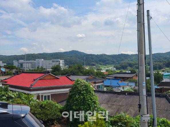 9월 9일 아프간 특별기여자들이 머물고 있는 충북 진천 인근 민가의 풍경. 뒤쪽에 아프간인들이 거주하고 있는 국가공무원인재개발원이 보인다.(사진=이용성 기자)