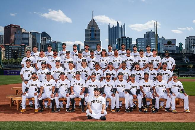 박효준(2번째 줄의 왼쪽에서 4번째)은 12일(한국시간) 워싱턴 내셔널스전을 앞우고 단체사진을 촬영했다.(피츠버그 파이리츠 SNS 캡처) © 뉴스1